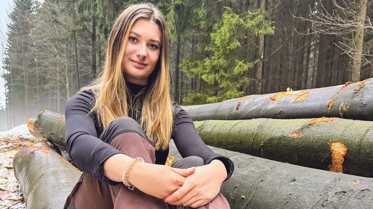 Jsem v lese pořád, za jakéhokoli počasí, říká Zuzana Navrátilová, kterou živí stahování dřeva